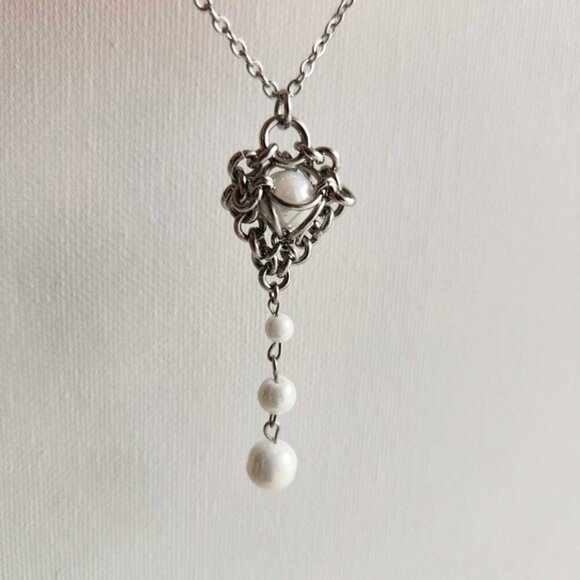 Gothic white pearl rosary necklace with a small silver chain - Picture 6 of 12